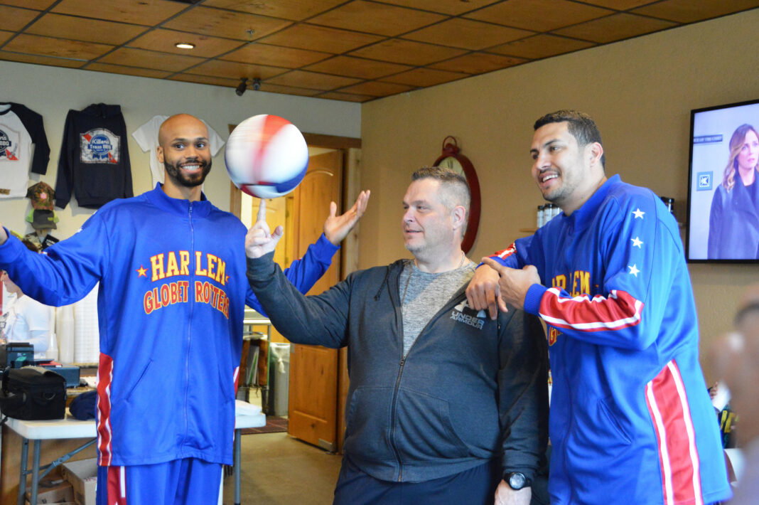 The Harlem Globetrotters Dribble at Killen’s Barbecue The Harlem Globetrotters Dribble at Killen’s Barbecue