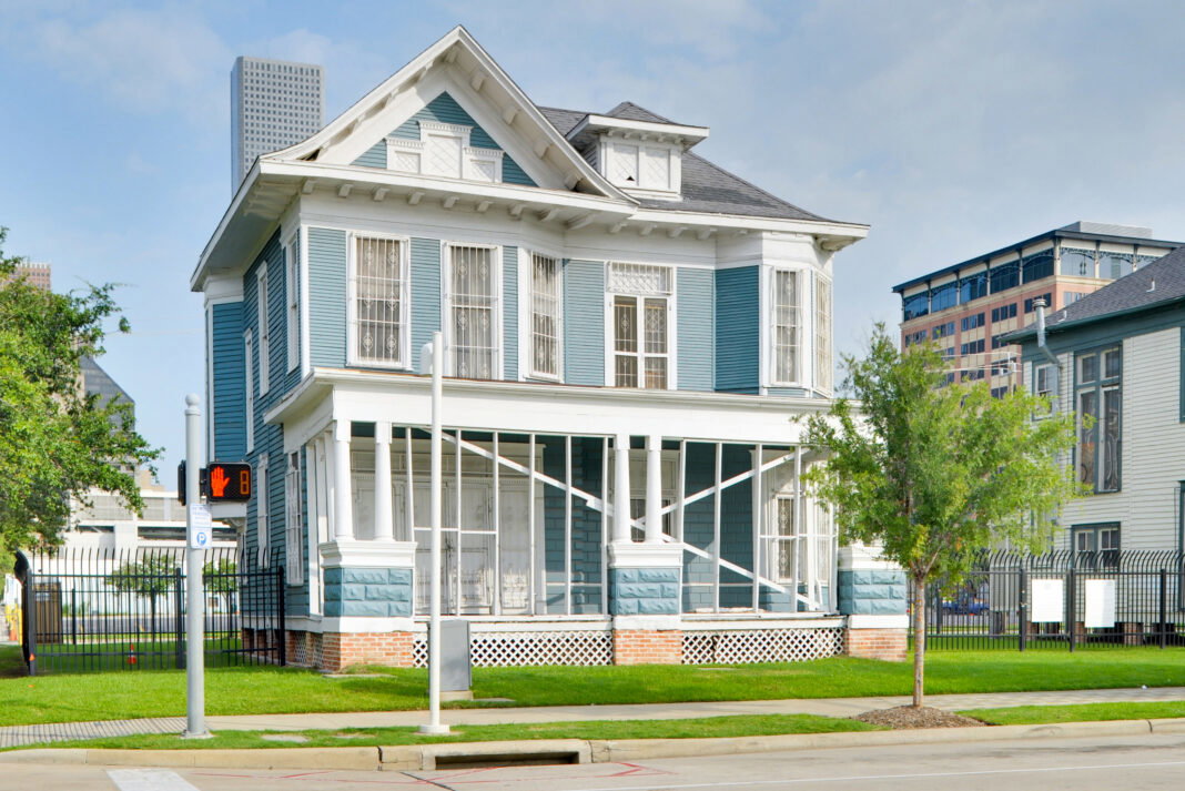What’s Going On with the Blue House by Minute Maid Park? What’s Going On with the Blue House by Minute Maid Park?