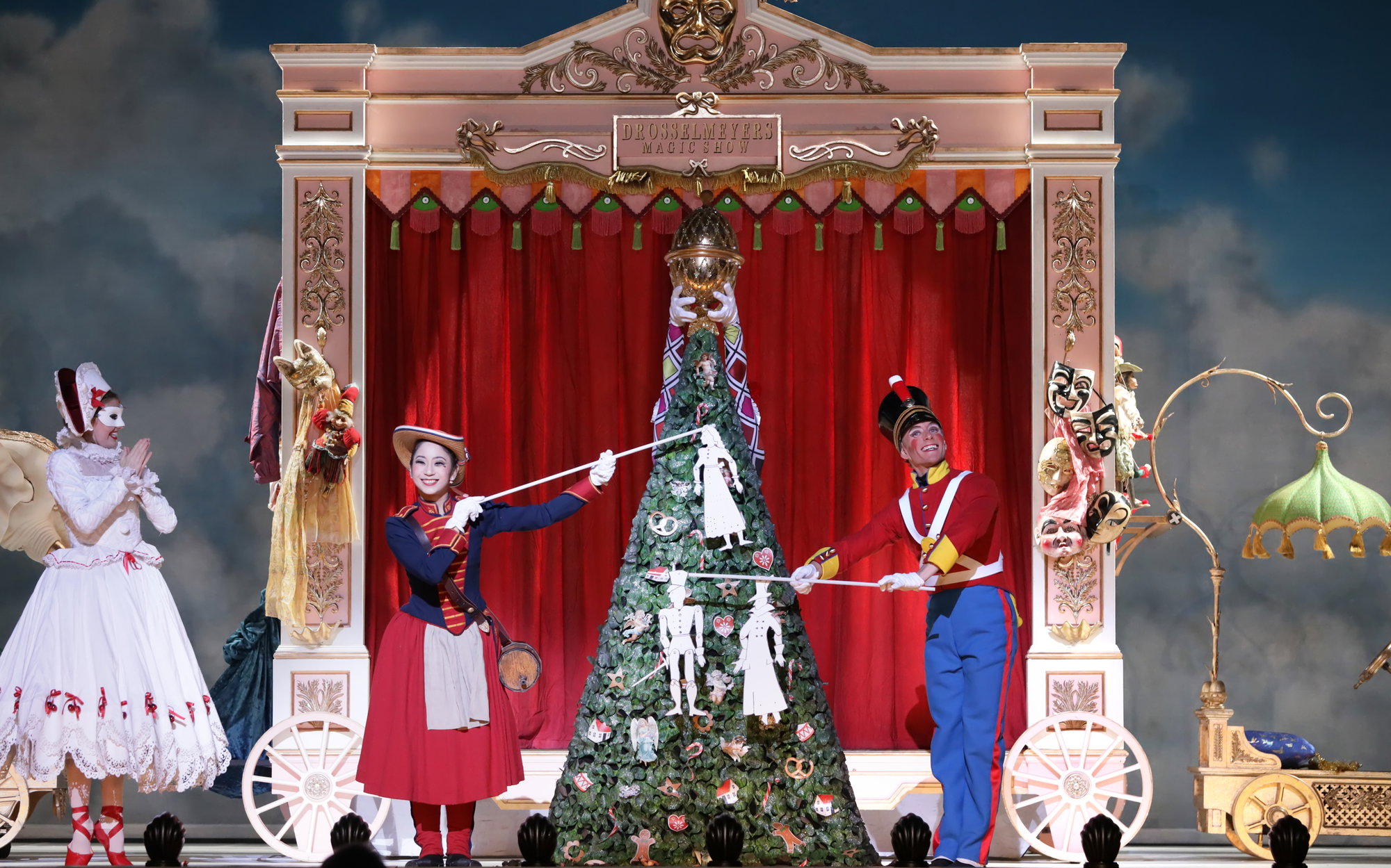 Yumiko Fukuda and Christopher Grey in Stanton Welch's The Nutcracker.